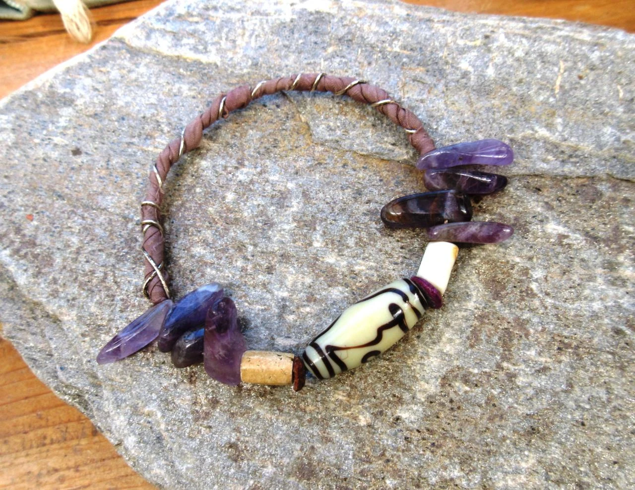 Bohemien tribale semi-rigide armband met DZI parel en amethist buisjesparels – photo 7